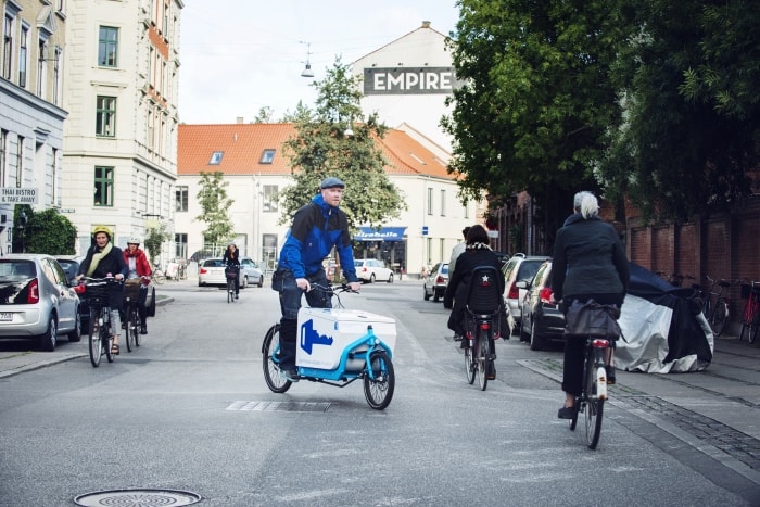 En låsesmed på cykel